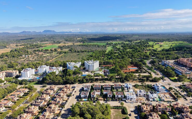 New semi-detached house with pool in Puig de Ros