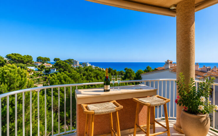 Renovated sea-view flat in Puerto Portals