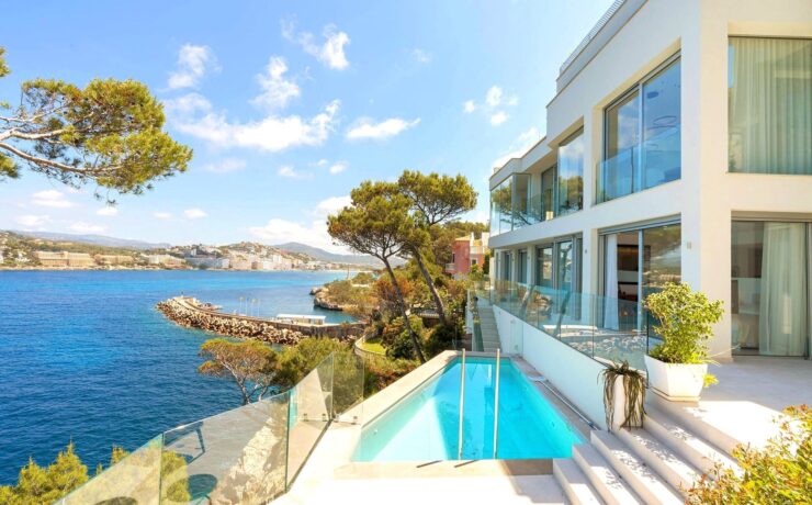 1st sea line: Villa on the Santa Ponsa coast