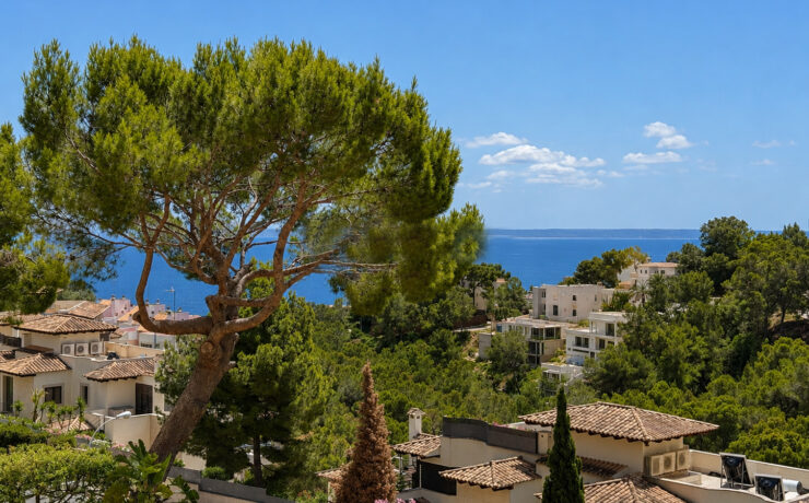 Spectacular Apartment with Ocean Views in Cas Catalá This wonderful apartment on the 2nd floor of a well-maintained residence with stunning ocean views in Cas Catalá, not far from the island’s capital, Palma de Mallorca, was extensively renovated in 2020